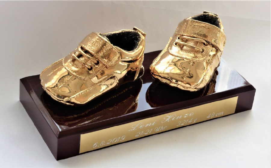 Babyschuhe vergoldet auf Holzsockel.1