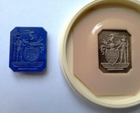 Lapislazuli mit Wappengravur