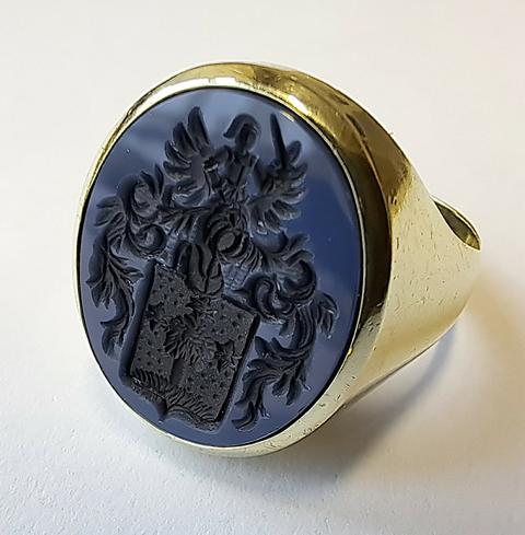 Ring mit Wappengravur 2