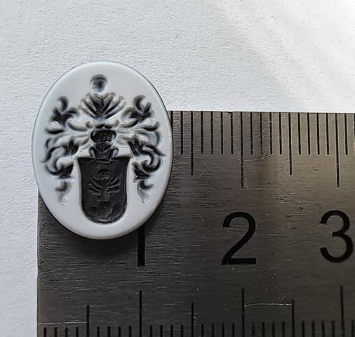 kleiner Lagenstein mit Wappengravur