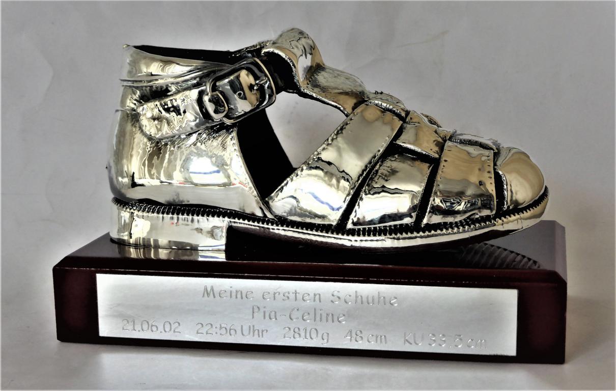 Babyschuh auf Holzsockel mit Gravur - Kopie