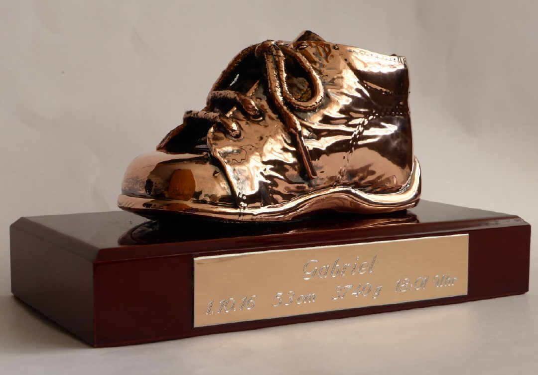 Babyschuh auf Sockel mit Gravurschild