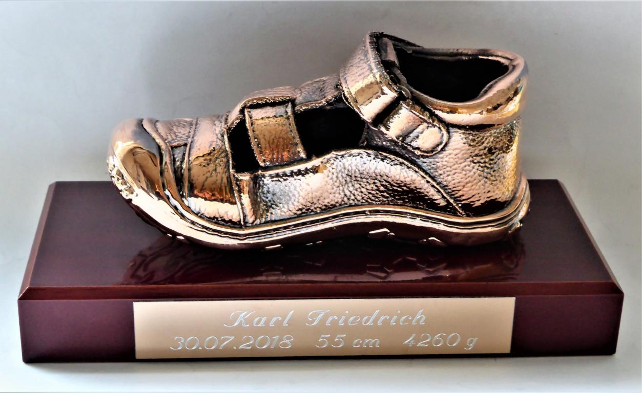 Babyschuh verkupfert auf Holzsockel montiert 1