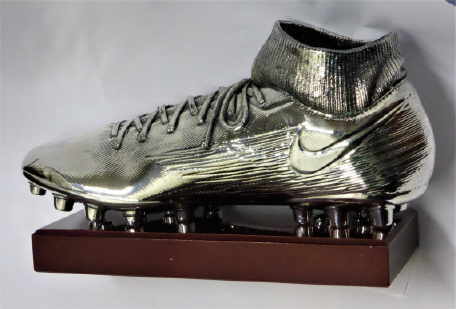 versilbert Fußballschuh Holzsockel.1