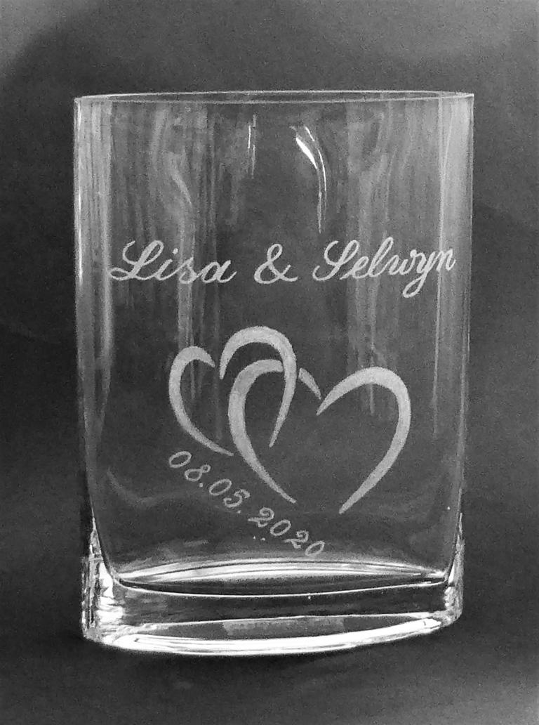 Glasvase Glasgravur Hochzeit 2 Herzen