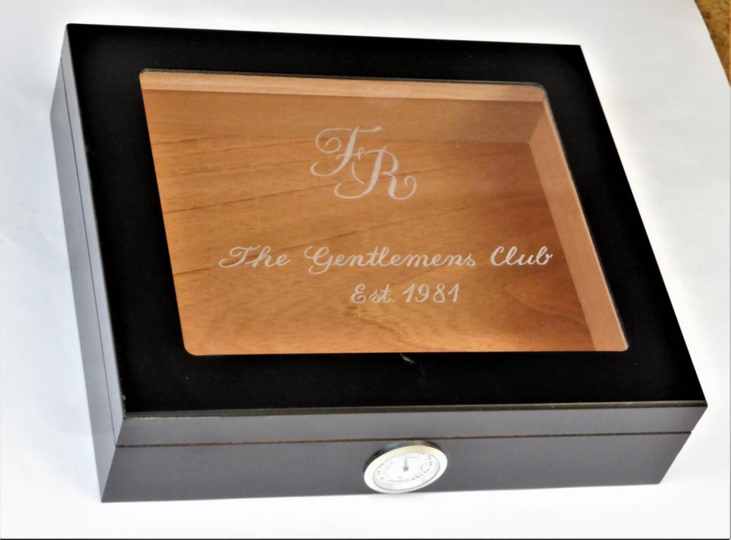 Glasgravur auf den Glasdeckel eines Zigarrenhumidors