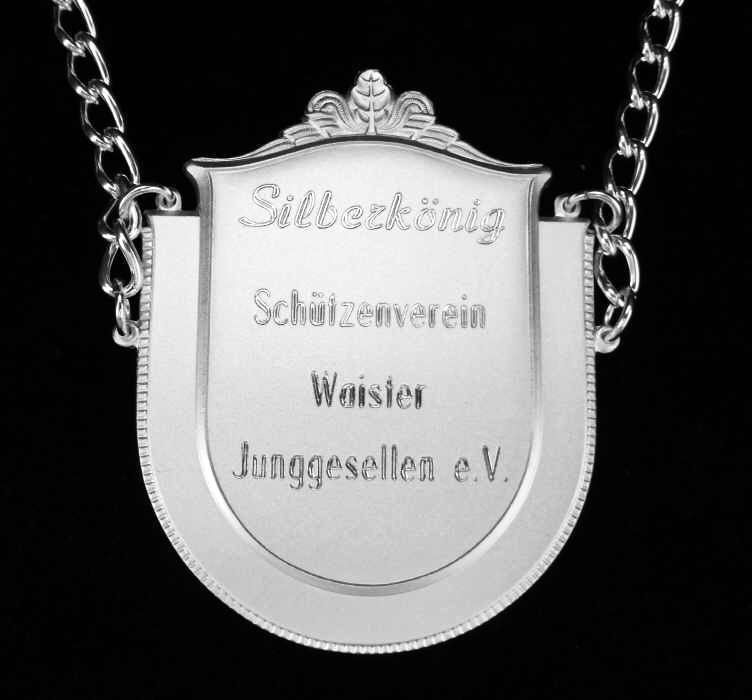 versilbertes Mittelschild