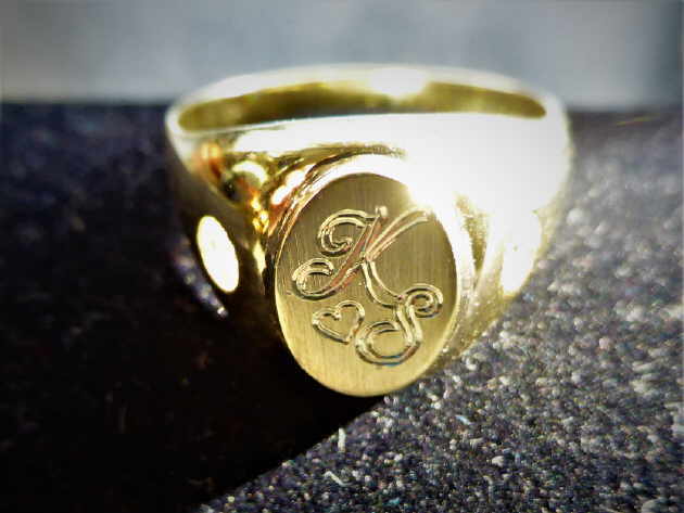 Ring mit Monogramm 1