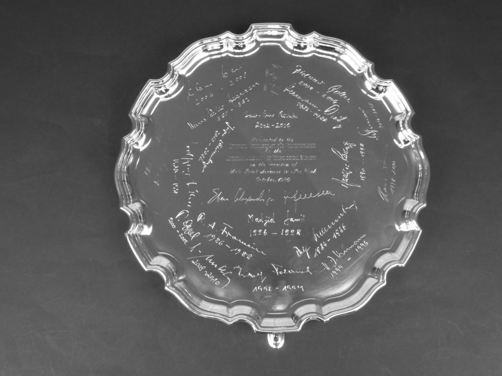 Silberteller mit gravierten Unterschriften