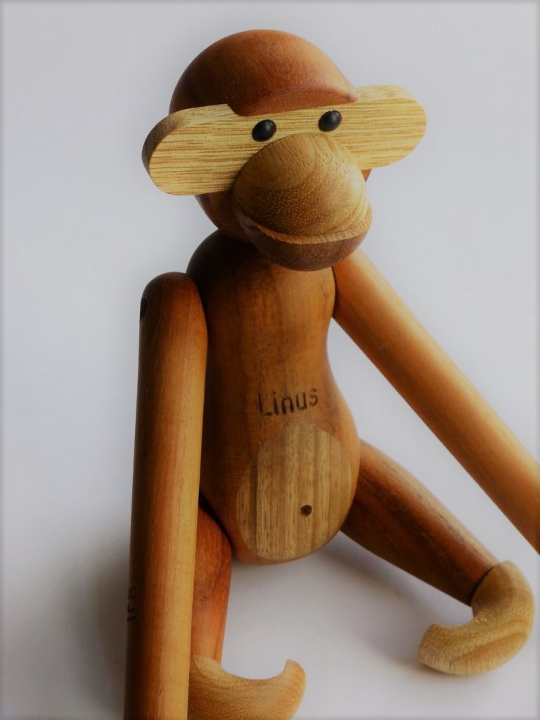 Affe  aus Holz mit Gravur Holzgravur