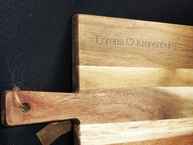 Holzbrett mit Holzgravur