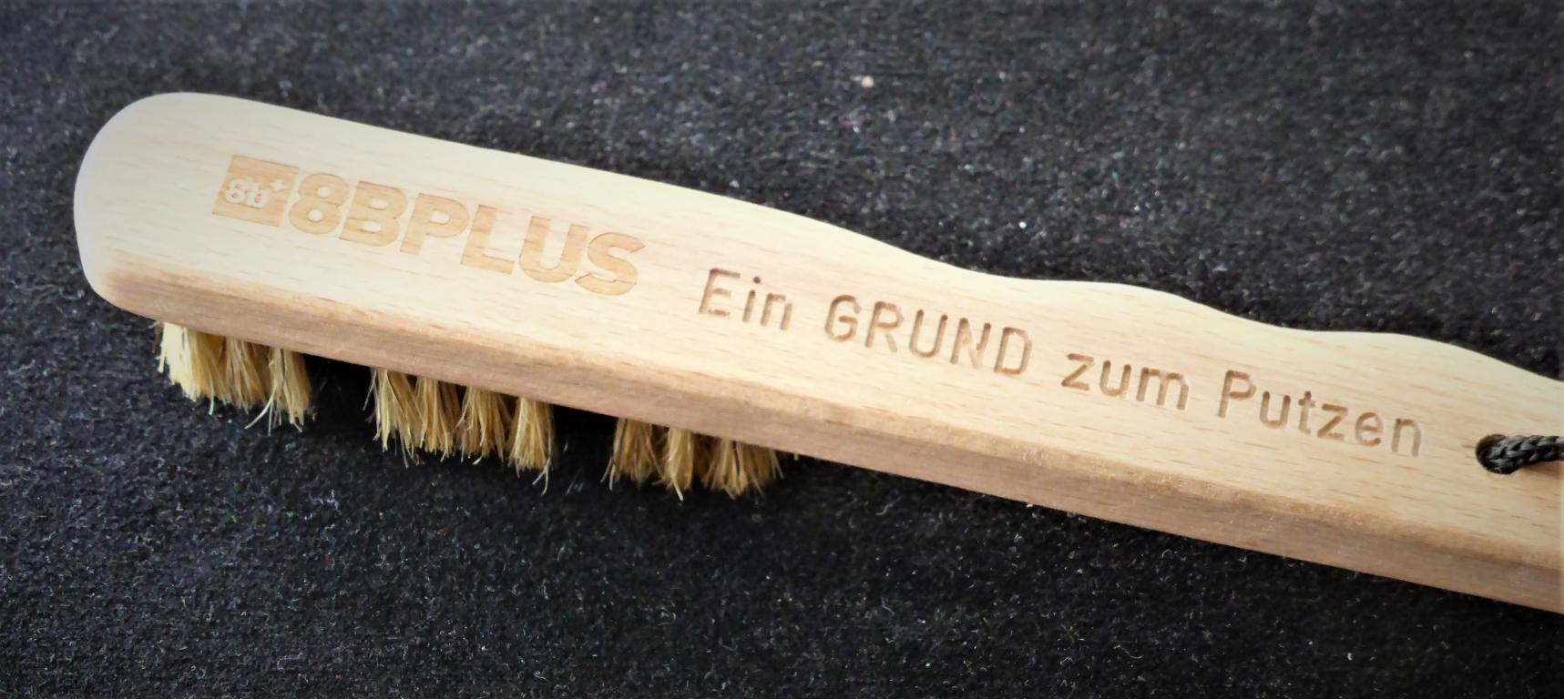 Holzgravur in  Bürste