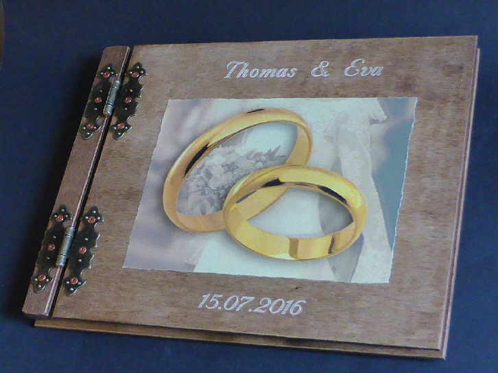 Holzgravur in den Deckel eines Hochzeitsalbums