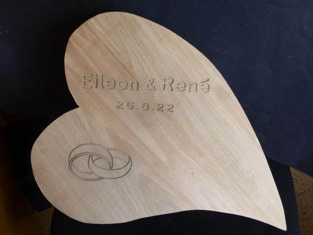 Holzgravur mit Trauringen