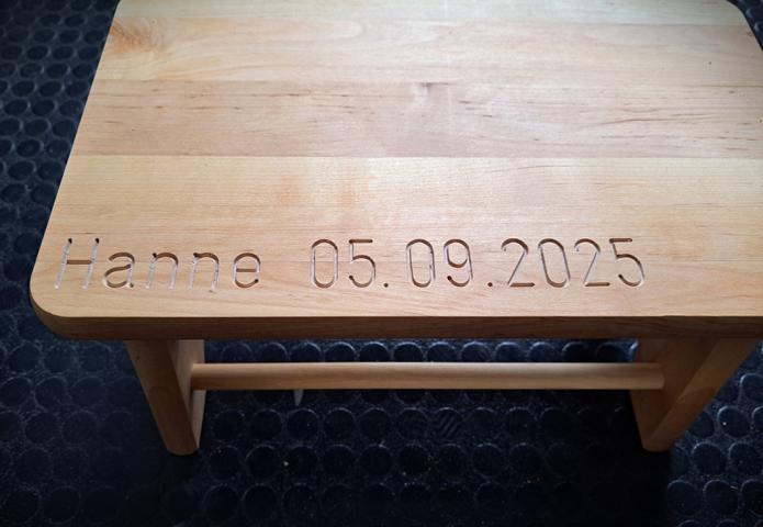 Holztisch mit Holzgravur