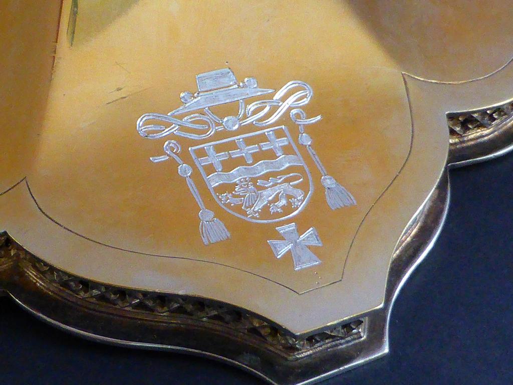 Handgravur eines bischöflichen Wappens