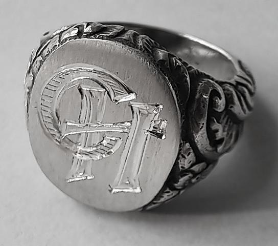 Monogrammgravur in Ring