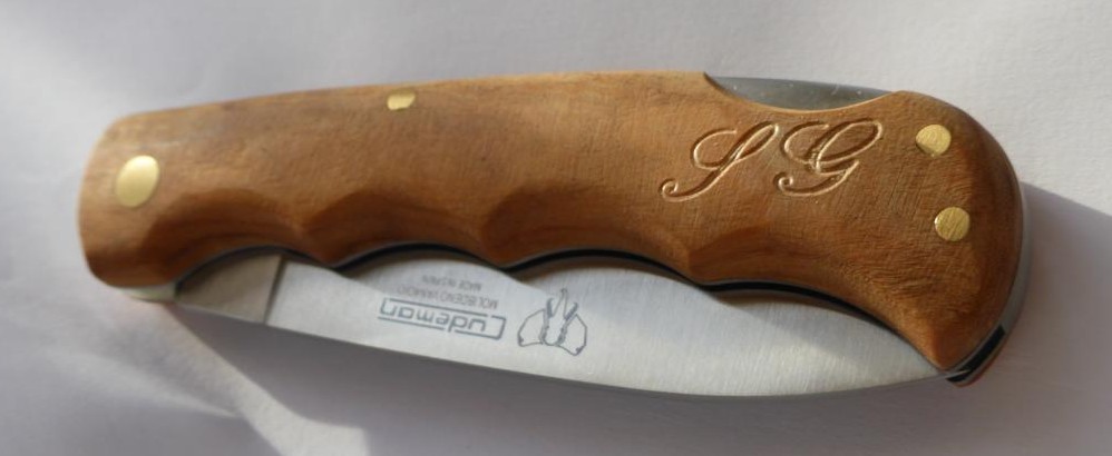 Monogramm Gravur in Messer mit Holzgriff 1