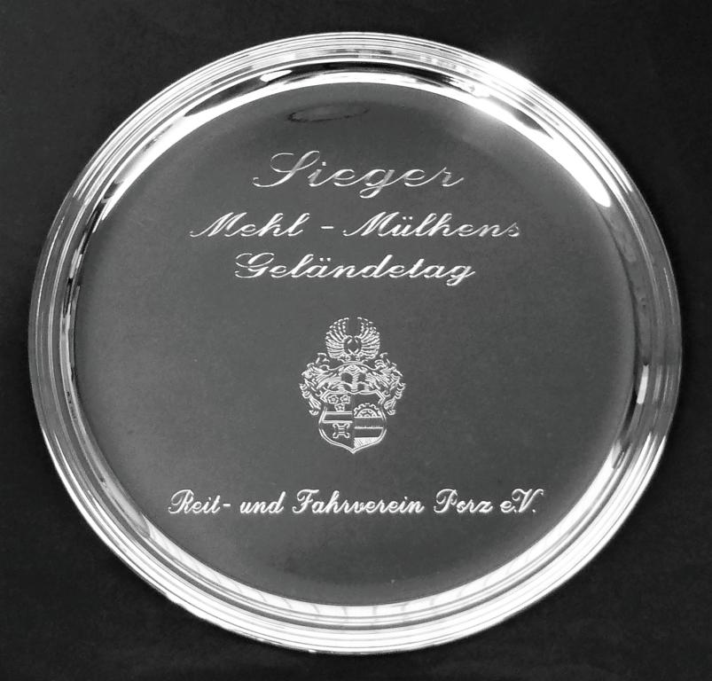 versilberter Ehrenteller mit Gravur und Wappen