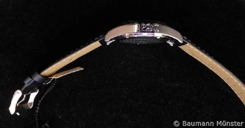 Gravur auf der Seite einer Uhr