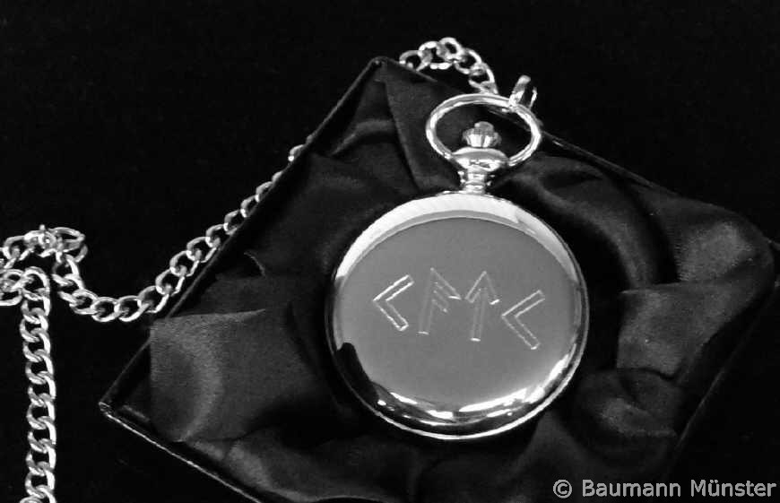 Runen Gravur in auf Uhrdeckel