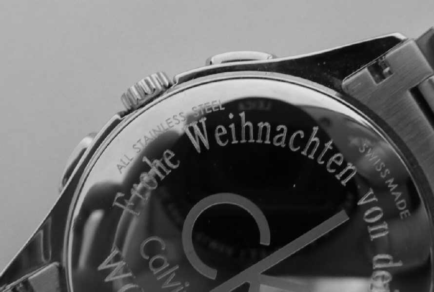 Uhr mit Gravur auf der Ruckseite