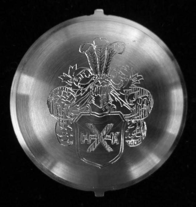 Wappen Gravur auf Edelstahlboden einer Uhr
