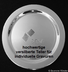versilberteTeller mit Firmenlogogravur und Unterschriften